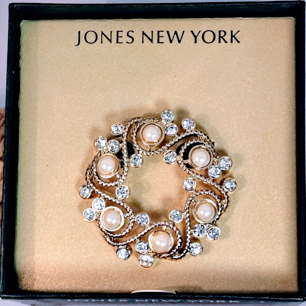 Jones New York NIB Macy's Gold Tone Faux Pearl Rhinestone Crystal Brooch Pin